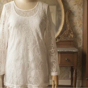 INDIGO SOUL EXQUISITE LACE TOP. SIZE MEDIUM.